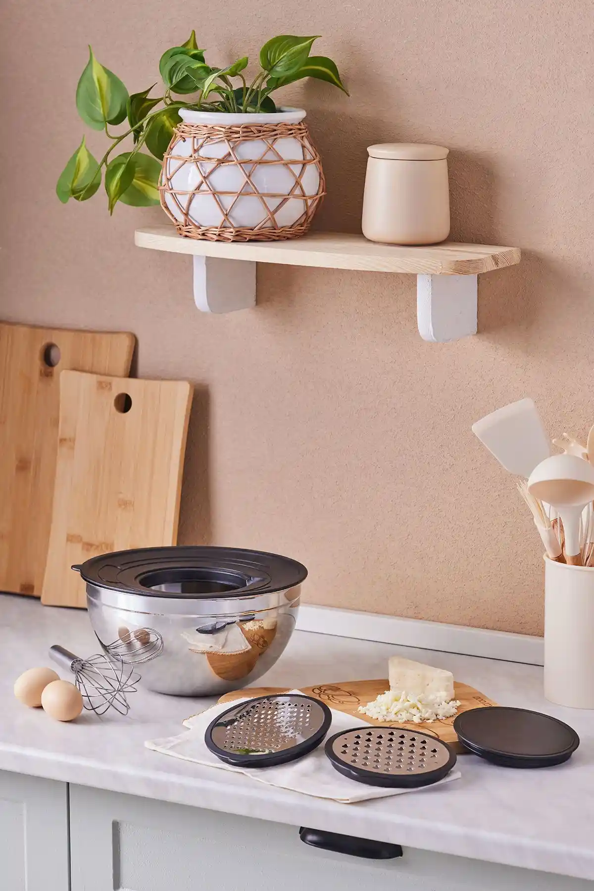 Karaca Parle Rendeli Karıştırma ve Saklama Kabı ile Modern ve Fonksiyonel Mutfak Dekorasyonu