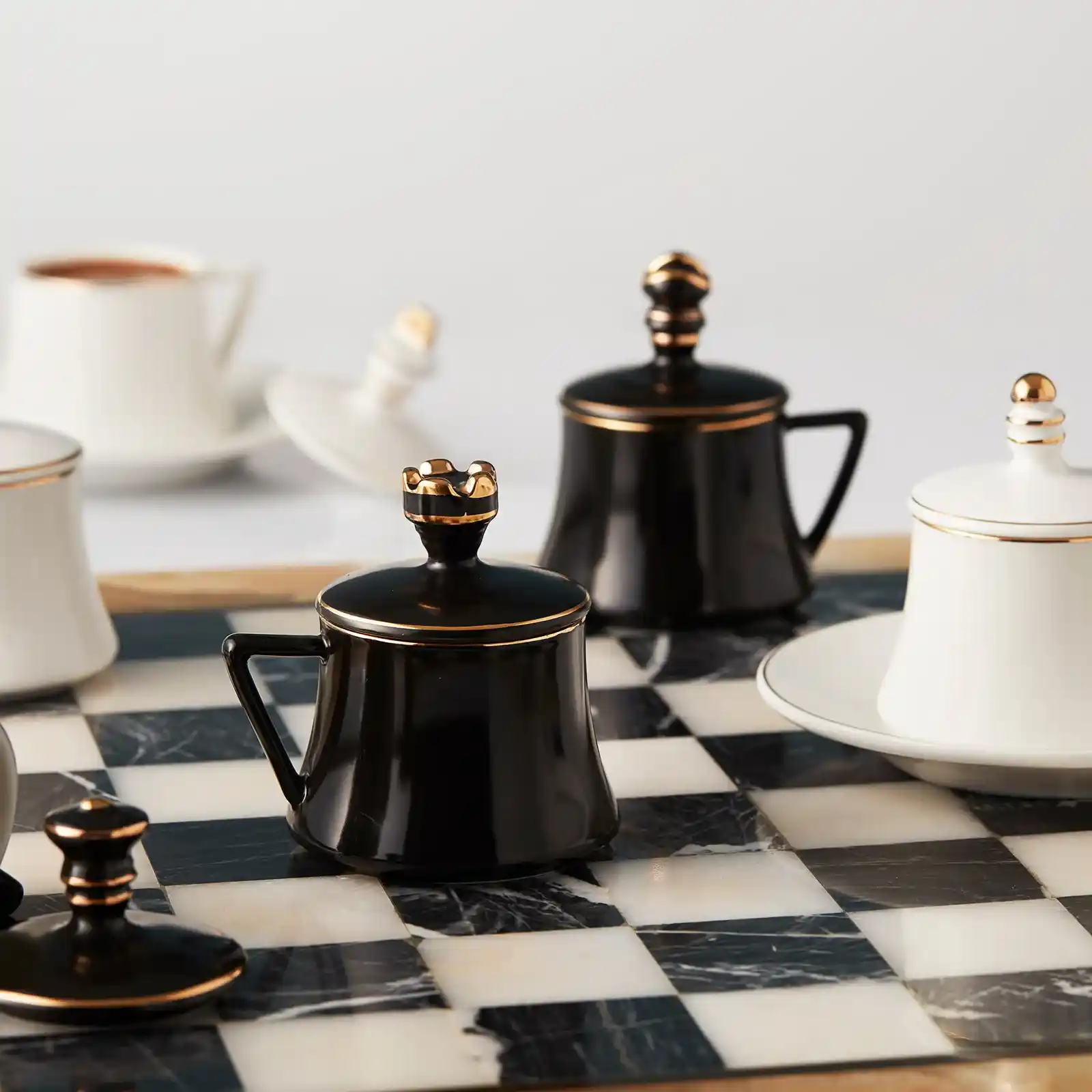 Karaca Satranç Fincan Takımıyla Dekorasyonda Zarif ve Fonksiyonel Çözümler