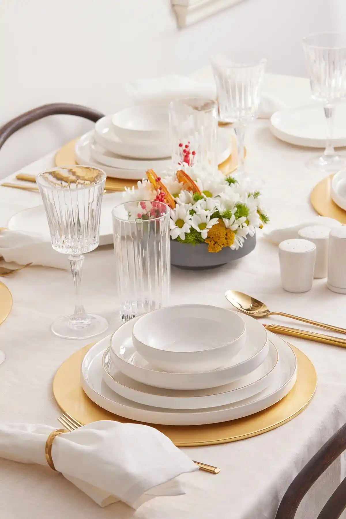 Karaca Satürn Gold Yemek Takımı ile Sofralarınıza Zarafet Katın ve Dekorasyonunuzu Tamamlayın