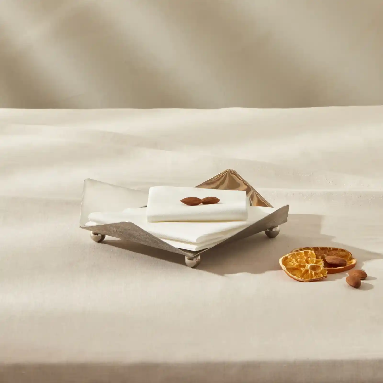 Karaca Sunumlukları ile Sofralarınıza Şıklık Katmanın Yolları ve Dekorasyon İpuçları