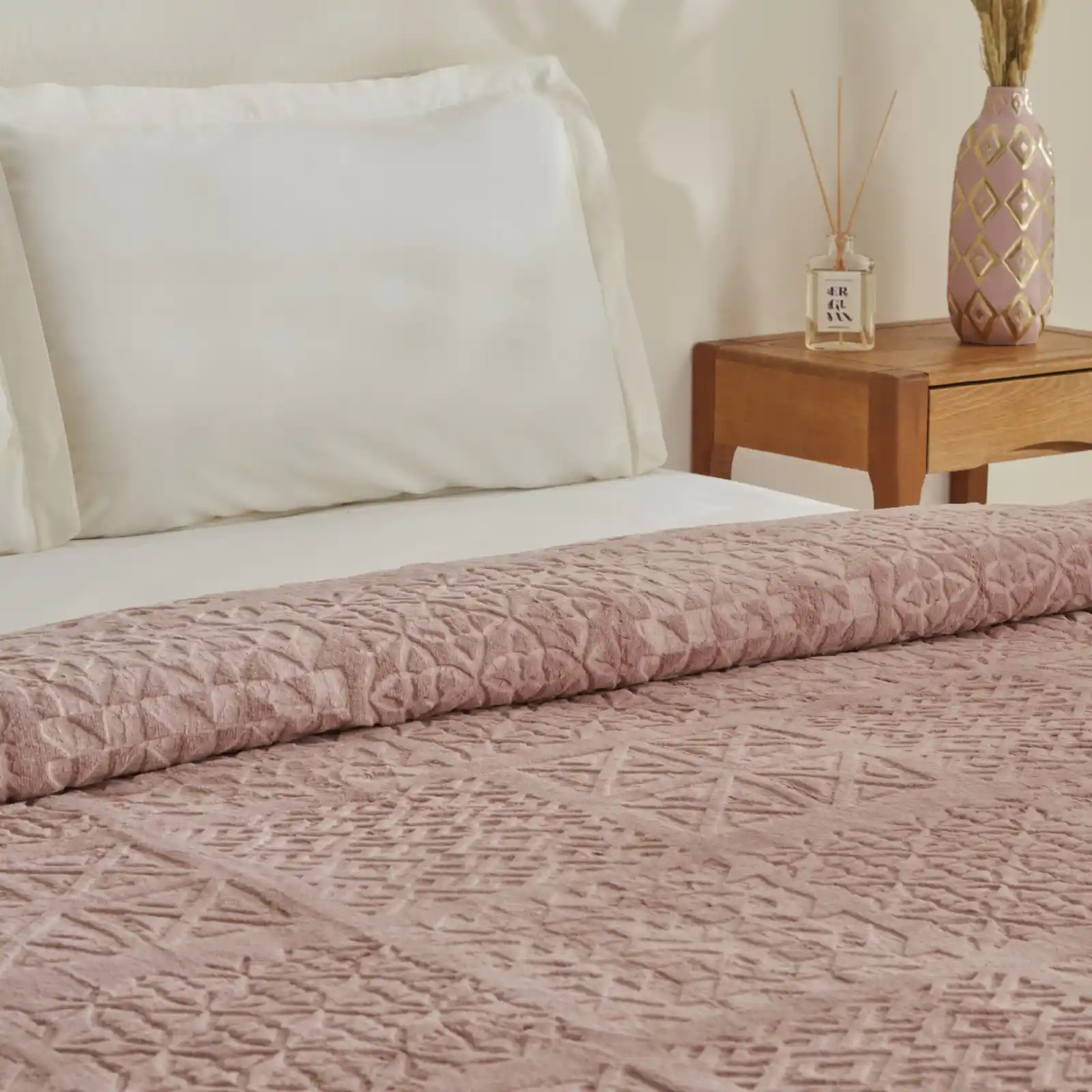 Karaca Tek Kişilik Battaniye ile Dekorasyonunuza Şıklık Katın ve Konforu Artırın