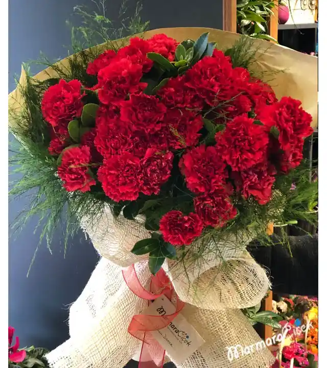 Karanfil Buketleriyle Şık ve Zarif Dekorasyon Fikirleri ve Trendler