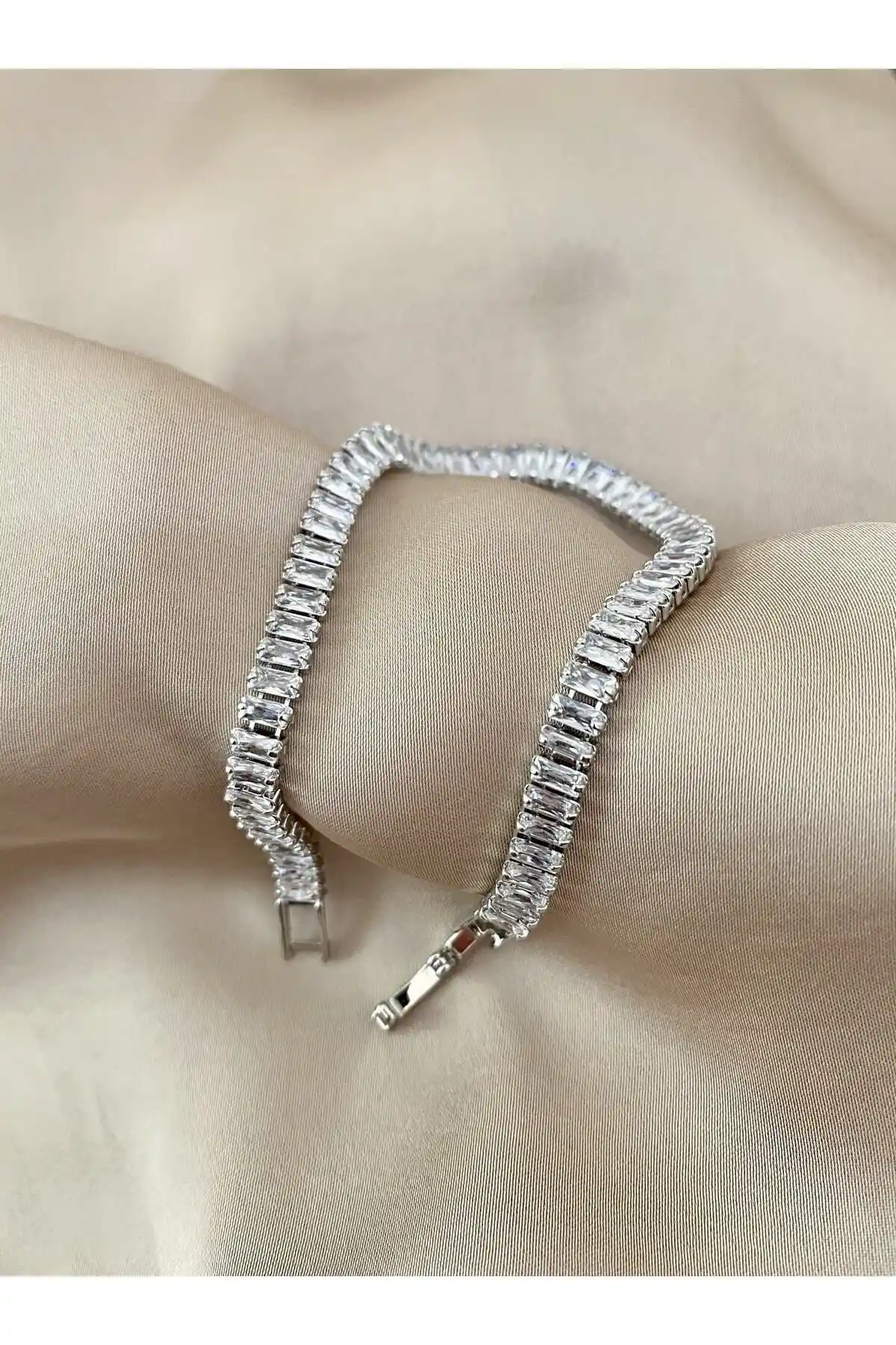 Kararma Yapmayan Bilekliklerle Dekorasyonda Şıklık ve Dayanıklılık Sağlama Rehberi