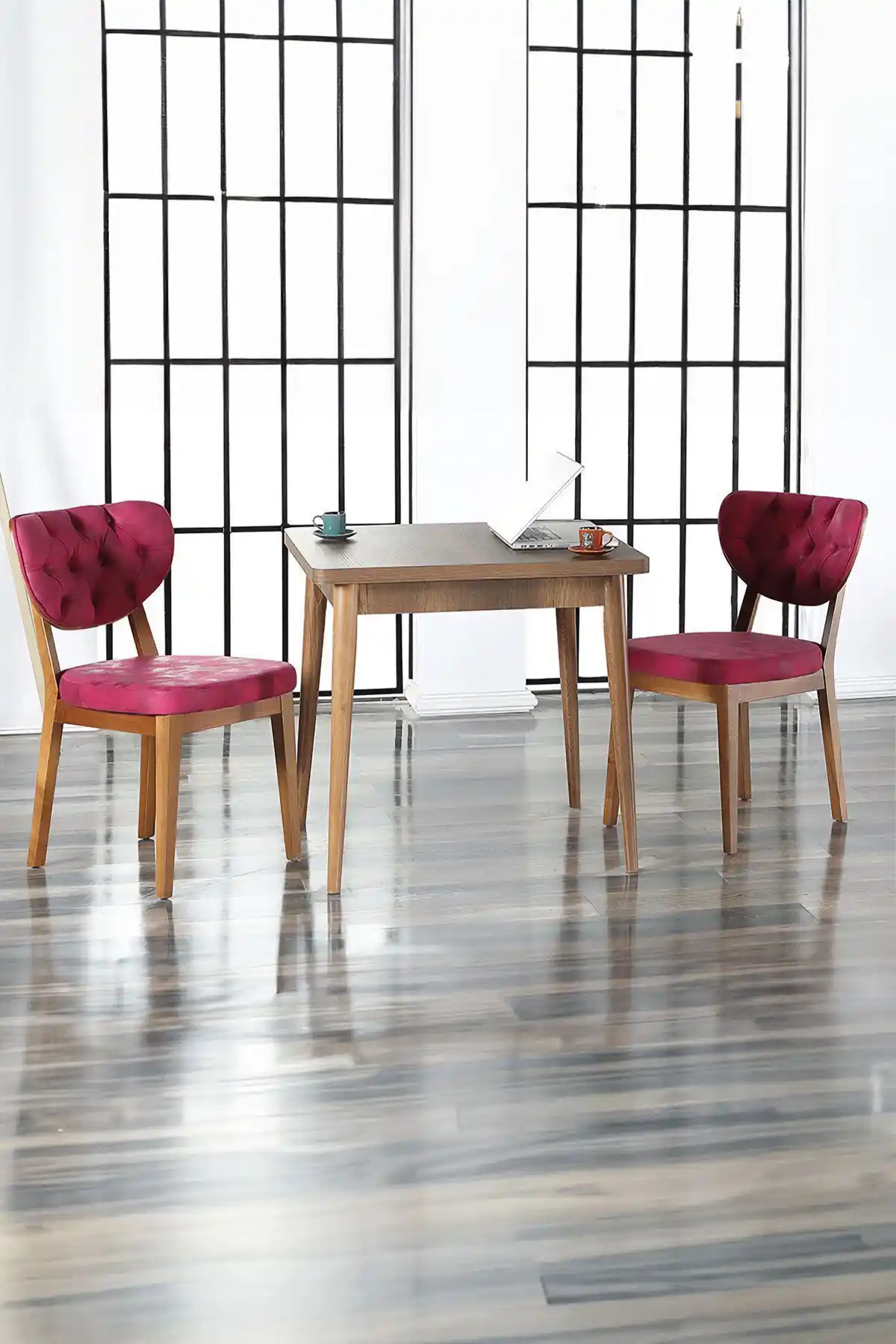 Kare Masa ve Sandalye Takımıyla Modern ve İşlevsel Dekorasyon Çözümleri