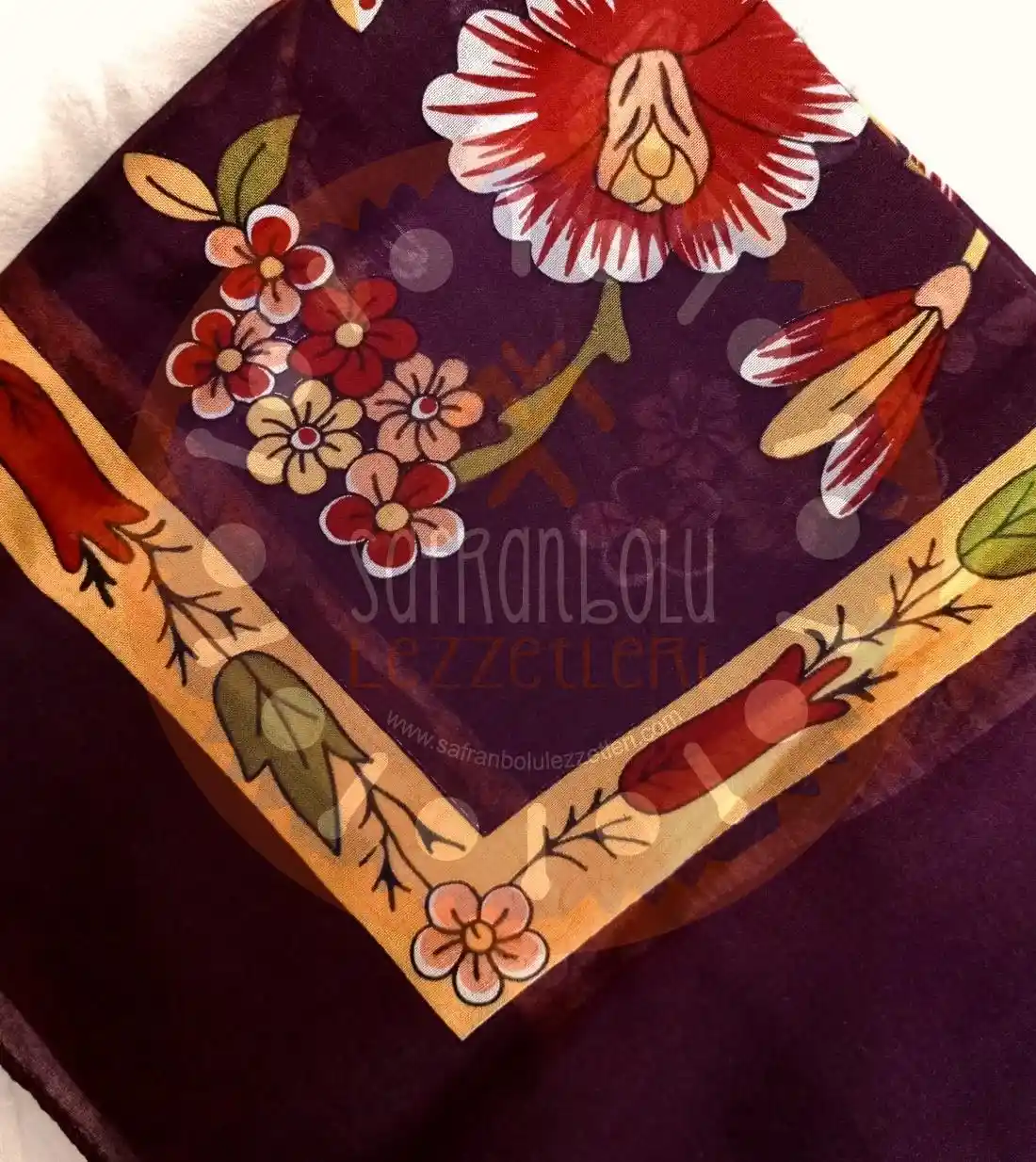 Kare Örtüleri ile Dekorasyonda Şıklık ve Fonksiyonellik Sağlayan Çeşitler