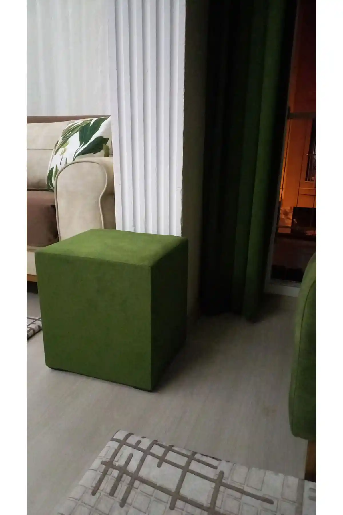 Kare Puf Koltuklar ile Modern ve Fonksiyonel Dekorasyon Çözümleri