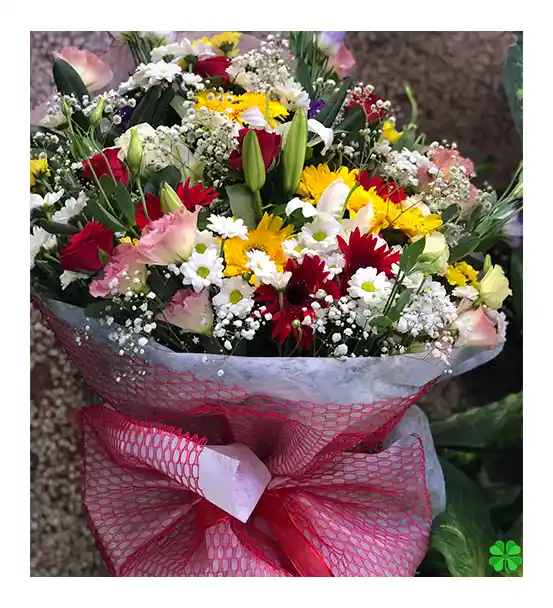 Karışık Buketlerle Dekorasyonda Renk ve Doğallık Yaratmanın Yolları