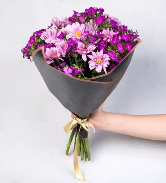 Karışık Çiçek Buketleriyle Dekorasyonda Zarafet ve Anlam Yaratma Rehberi