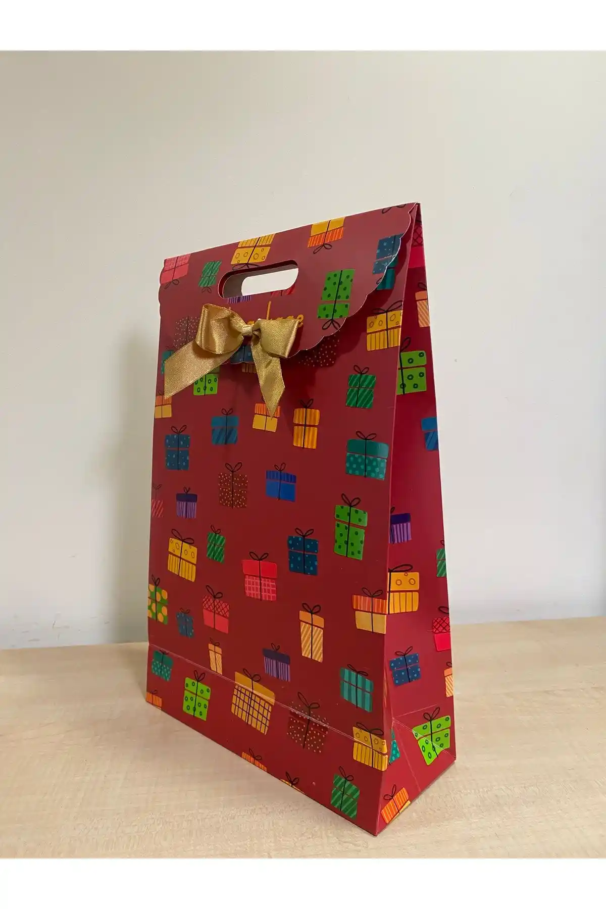 Karton Hediye Paketi ile Dekorasyonda Şıklık ve İşlevsellik Nasıl Sağlanır