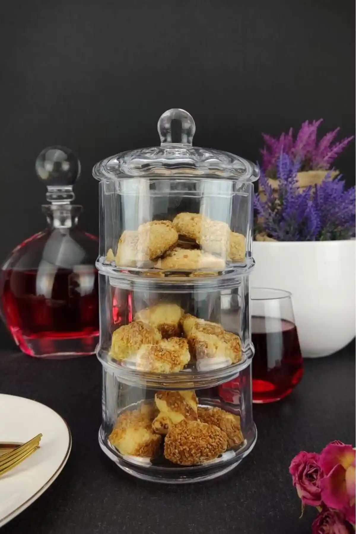 Katlı Cam Sunumluklar: Modern Dekorasyonda Estetik ve Fonksiyonellik Sağlayan Çözümler