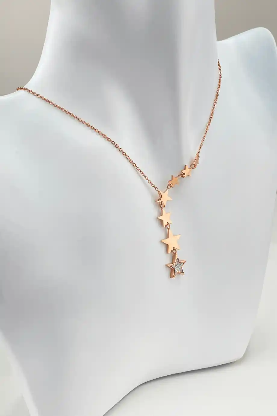 Kayan Yıldız Kolye: Dekorasyon ve Moda Dünyasında Popülerlik Kazanan Tasarım