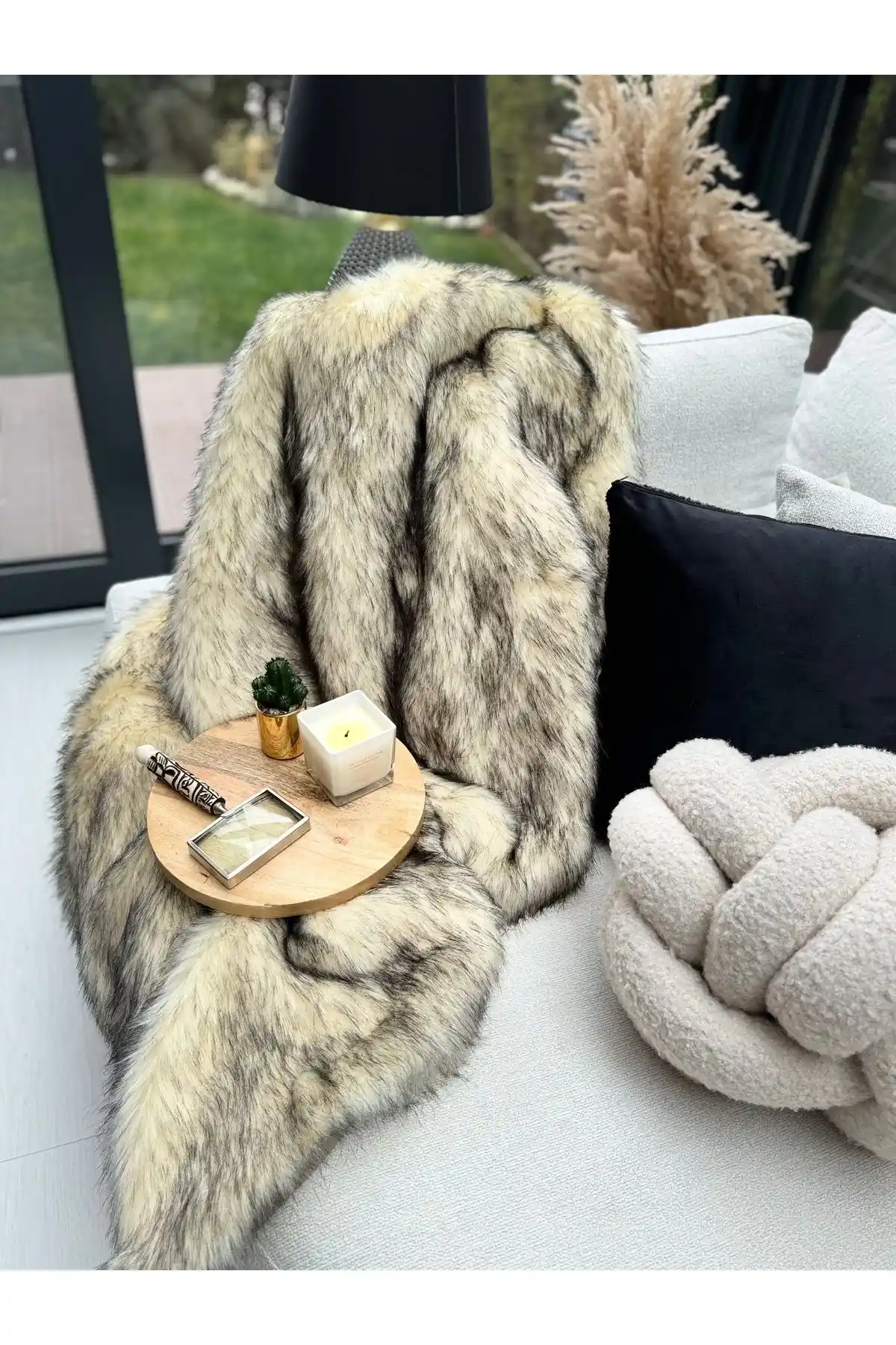Kaymaz Peluş Koltuk Örtüsü ile Şık ve Güvenli Oturma Alanları Yaratın
