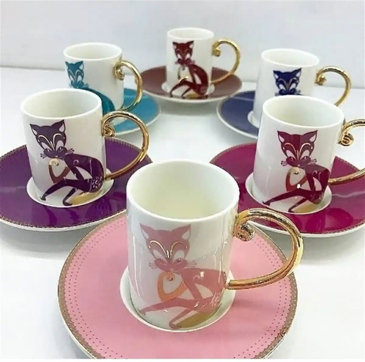 Kedili Fincanlar ile Dekorasyonda Sıcak ve Şık Dokunuşlar