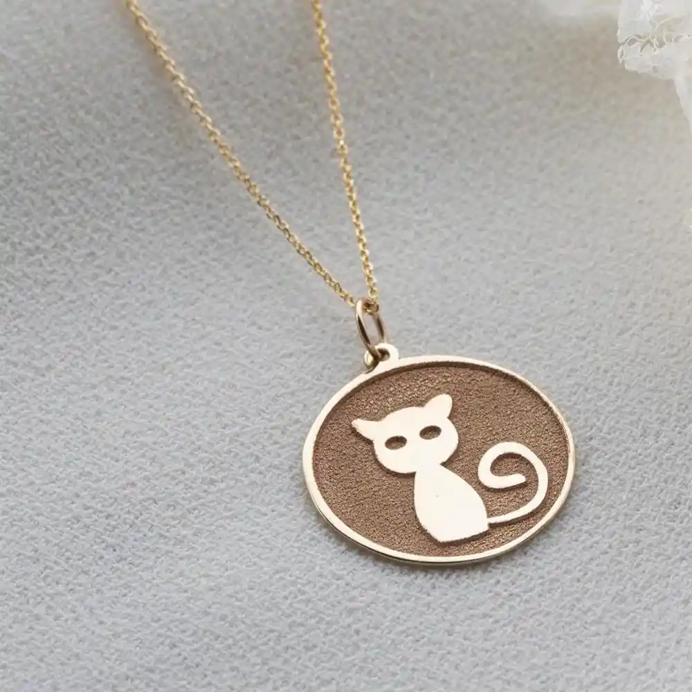 Kedili Kolye Dekorasyonuyla Mekanlara Şıklık ve Zarafet Katın