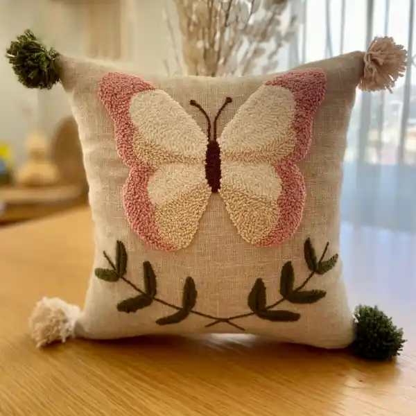 Kelebek Kırlent ile Dekorasyonda Zarafet ve Konforun Buluşması