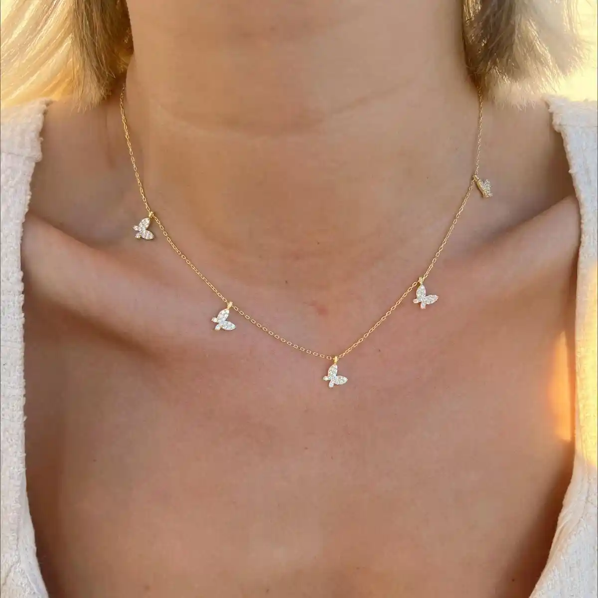 Kelebek Kolye ile Dekorasyonda Zarafet ve Doğallığın Buluşması