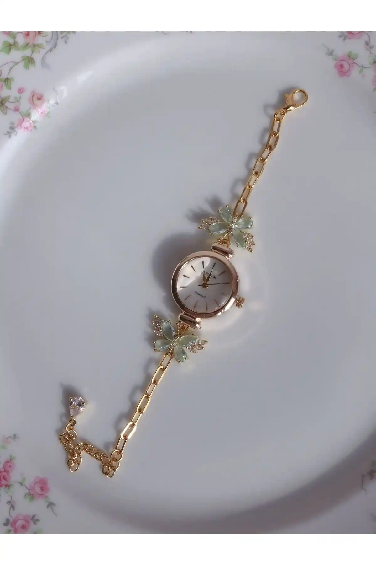 Kelebekli Saatlerle Dekorasyonda Zarafet ve Doğallık Buluşması