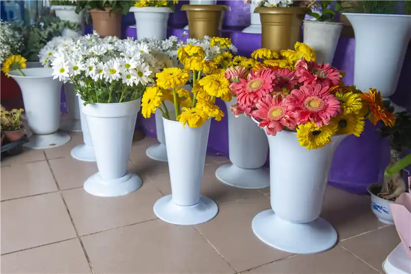 Kesme Çiçek Vazosu Seçimi ve Dekorasyonda Kullanım İpuçları