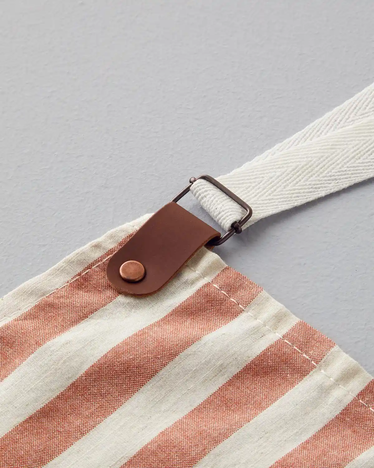 Keten Mutfak Önlüğü Dekorasyon ve İşlevselliğin Şık Buluşması