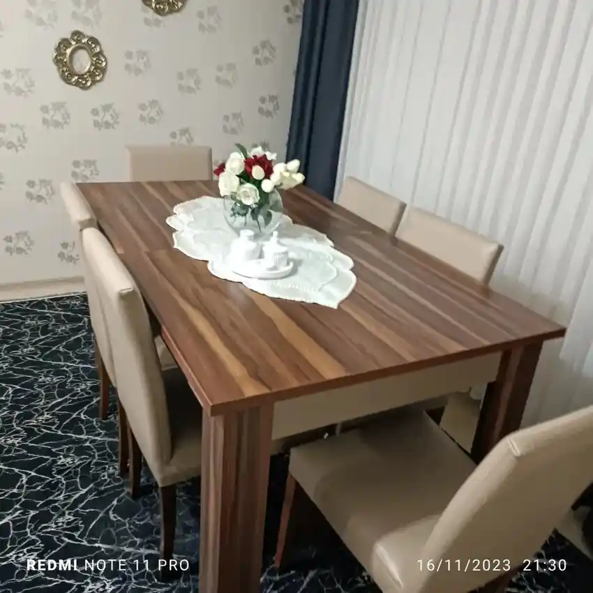 Kilimlerin Dekorasyonda Yaratıcı Kullanımı ve Masa ile Sandalye Süslemeleri