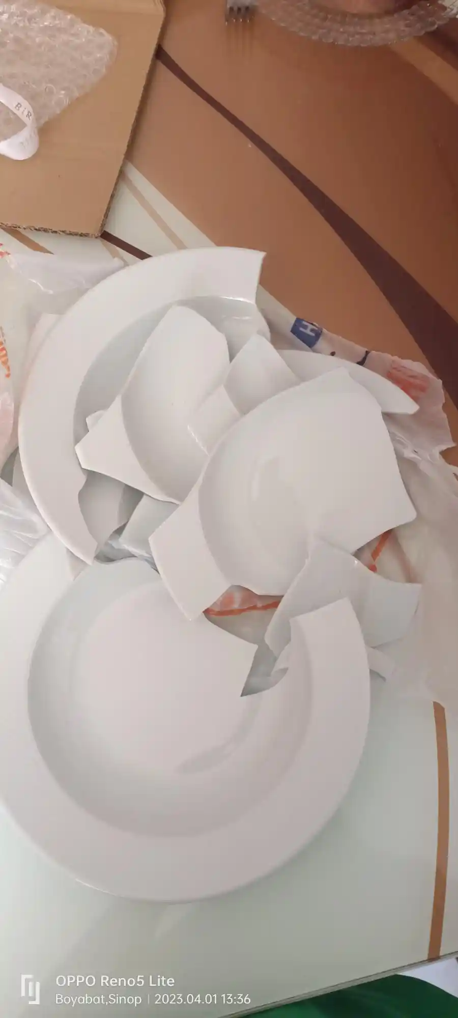 Kırık Tabak Dekorasyonu ile Sürdürülebilir ve Şık Ev Tasarımları