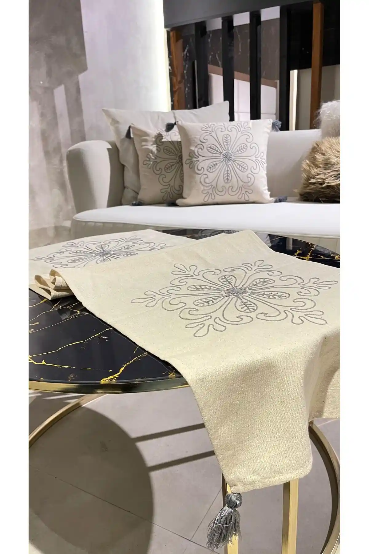 Kırlent ve Runner Takımlarıyla Ev Dekorasyonunda Şıklık ve Fonksiyonellik Sağlama