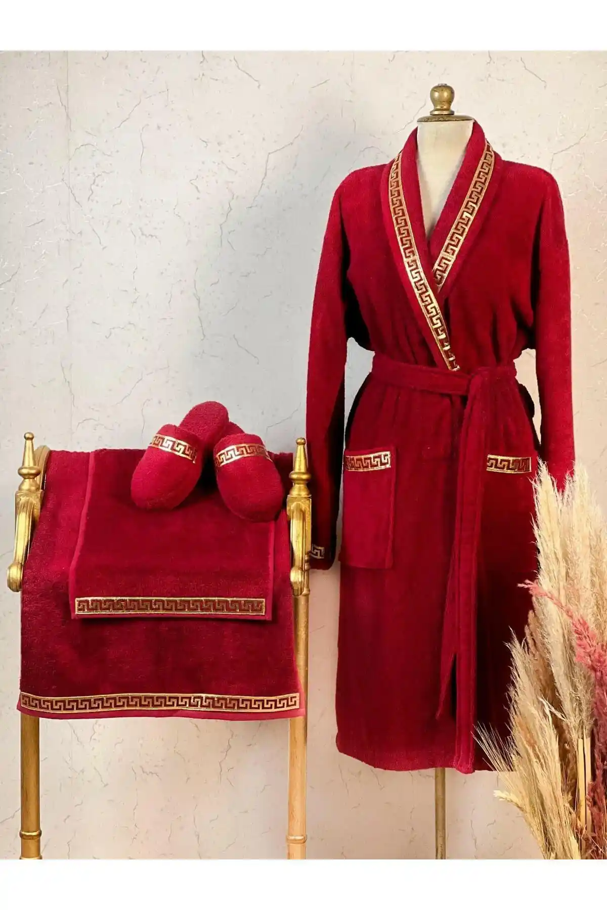 Kırmızı Bornoz Takımıyla Ev Dekorasyonunda Sıcak ve Çekici Atmosfer Yaratma Rehberi