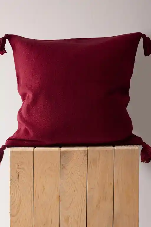 Kırmızı Kırlent Kılıfı ile Modern ve Canlı İç Mekan Dekorasyonu Nasıl Yapılır