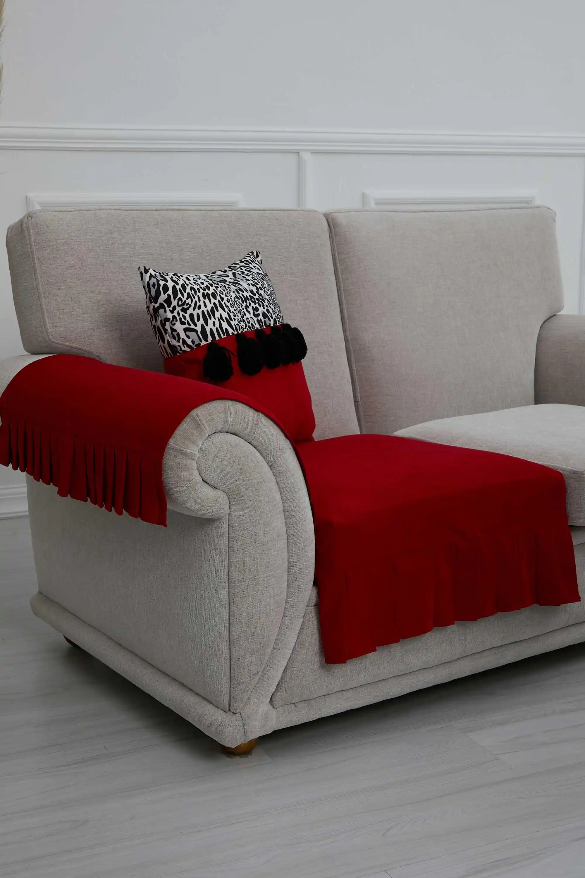 Kırmızı Koltuk Örtüsü ile Evinize Canlılık Katmanın Yolları ve Dekorasyon İpuçları