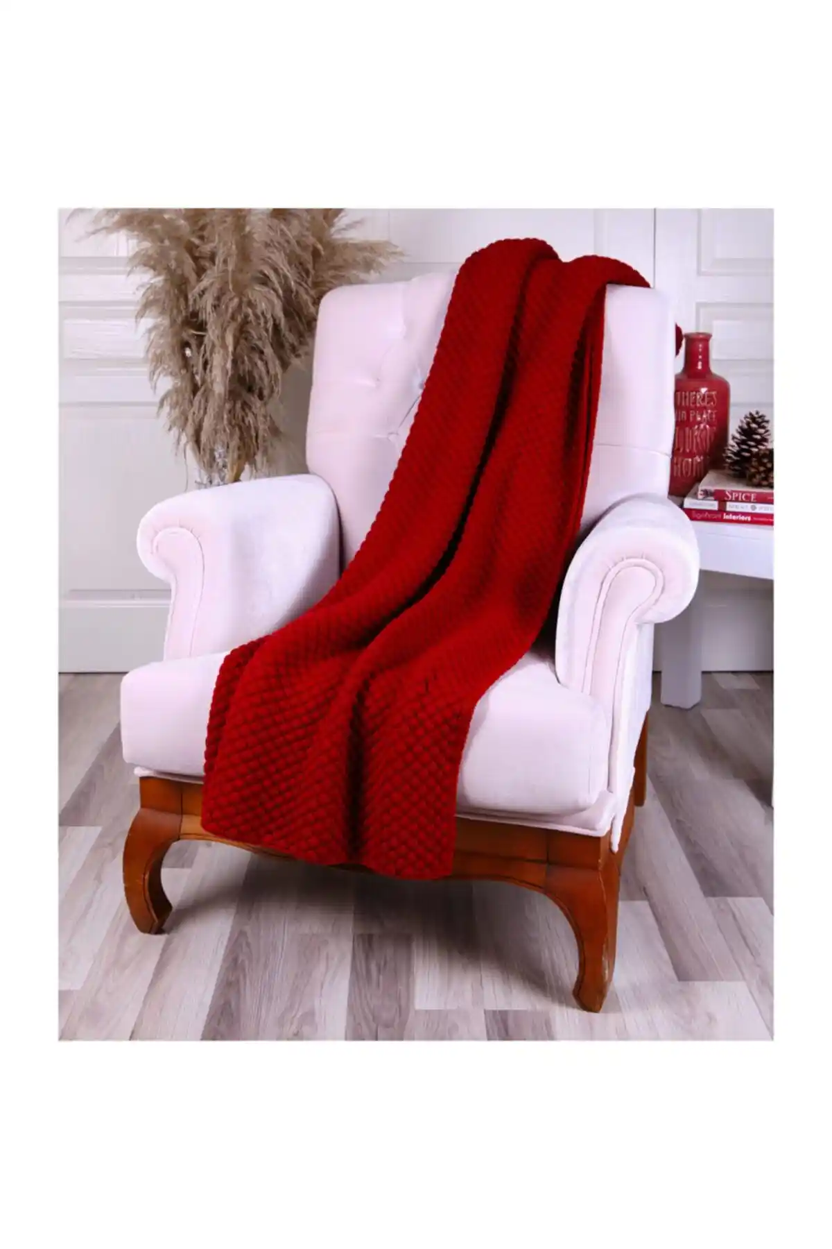 Kırmızı Koltuk Şalı ile Ev Dekorasyonunda Şıklık ve Konforun Birleşimi