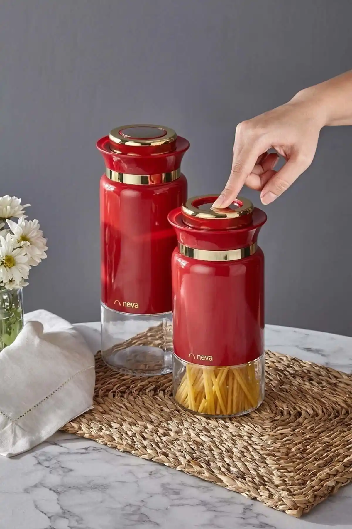 Kırmızı Mutfak Aksesuarlarıyla Dekorasyonda Şıklık ve Enerji Yaratın