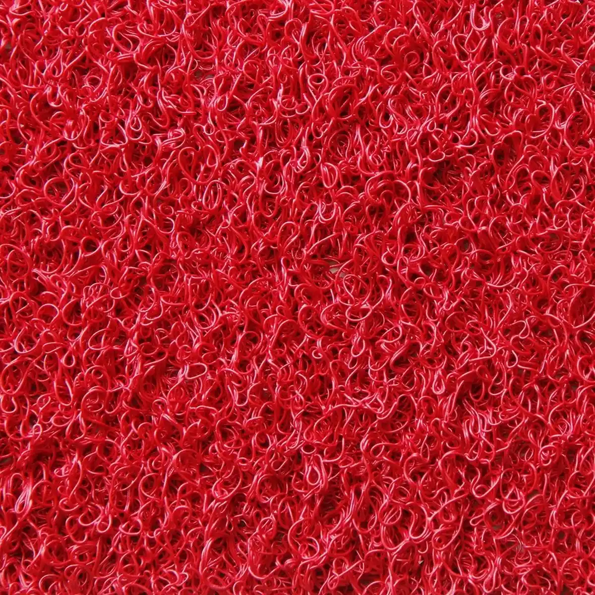 Kırmızı Plastik Halı ile Modern ve Enerjik Dekorasyon Fikirleri ve Avantajlar