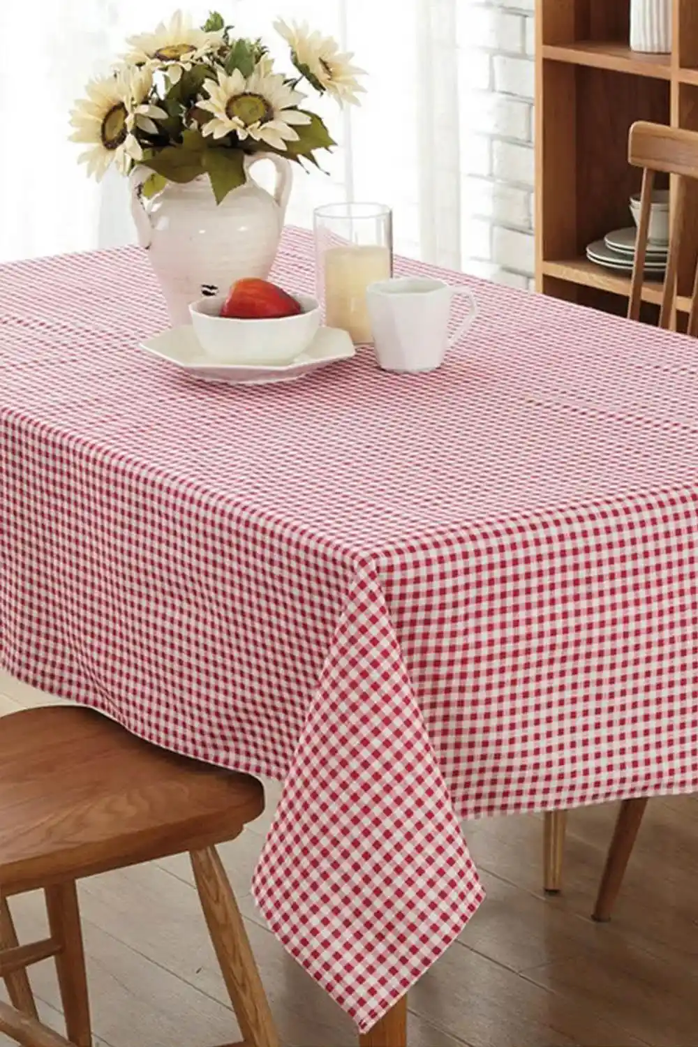 Kırmızı Pötikareli Masa Örtüsü ile Dekorasyonunuza Canlılık Katın