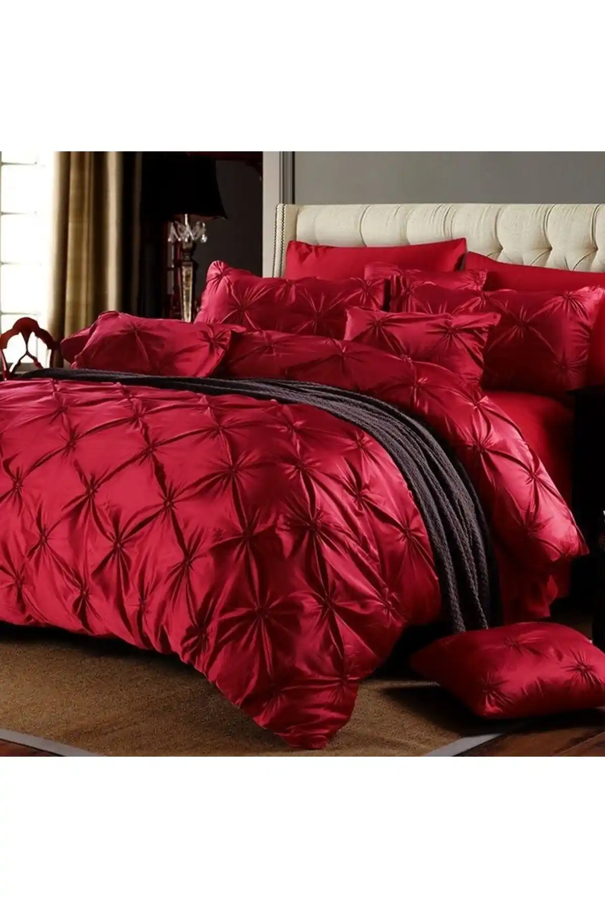 Kırmızı Saten Yatak Örtüsü ile Dekorasyonda Şıklık ve Zarafetin Buluşması