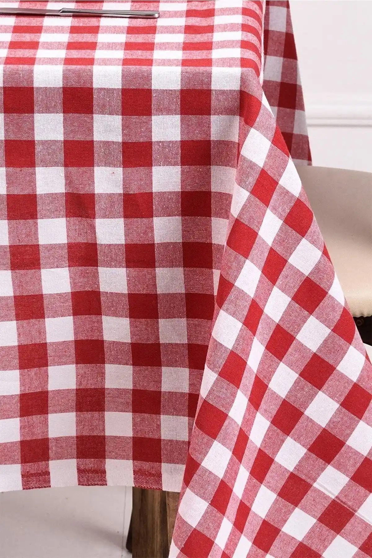 Kırmızı Sofra Bezi ile Şık ve Sıcak Masa Dekorasyonu İpuçları