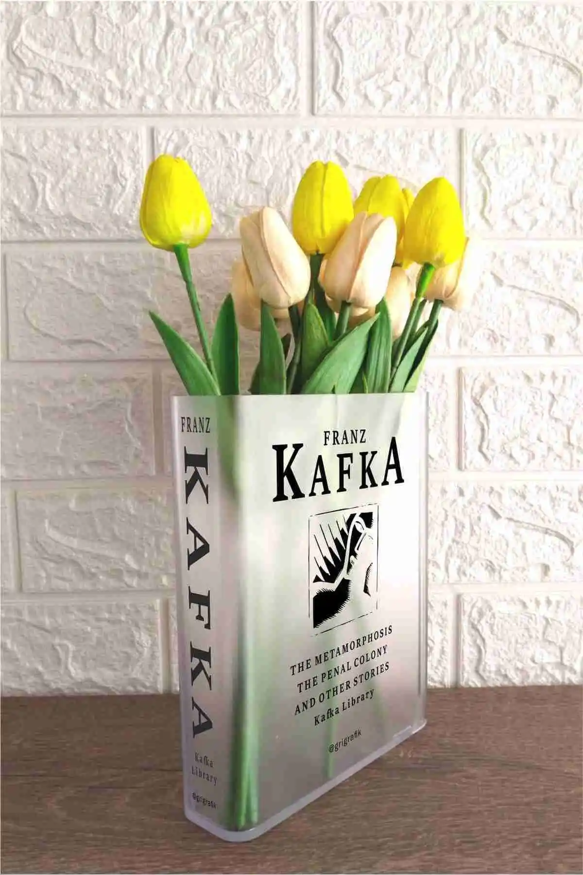 Kitap Şeklinde Vazolar ile Modern ve Yenilikçi Dekorasyon Çözümleri