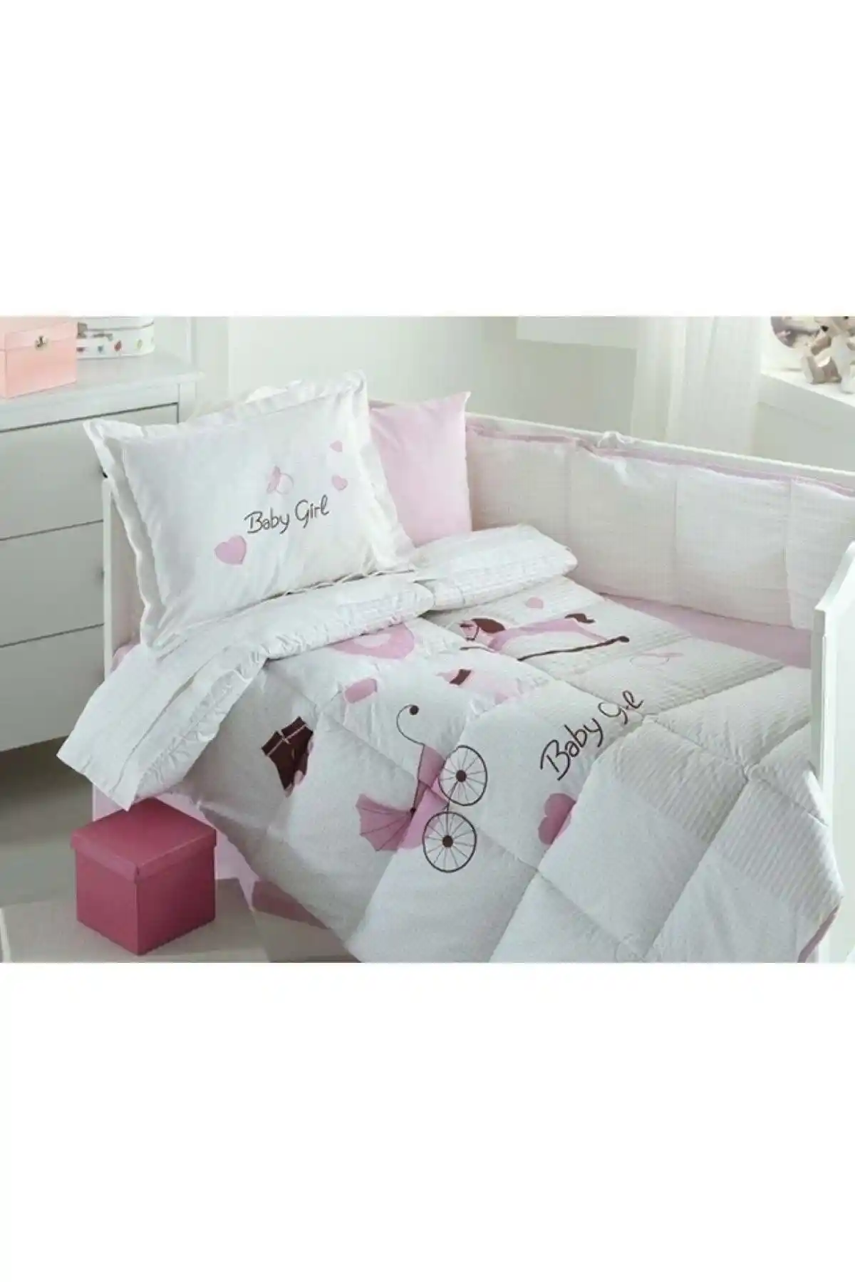 Kız Bebek Odası Dekorasyonunda Uyku Setleri Seçimi ve Dekorasyon İpuçları