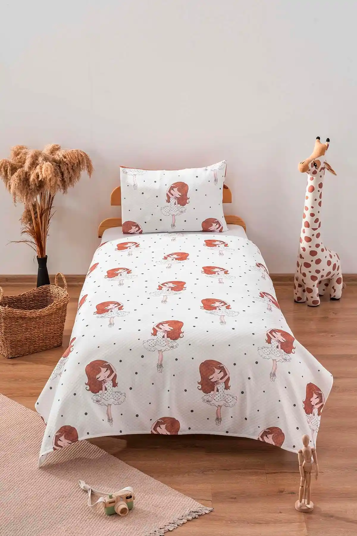 Kız Çocuk Odası Dekorasyonunda Pike Takımlarıyla Renkli ve Şık Bir Atmosfer Yaratma