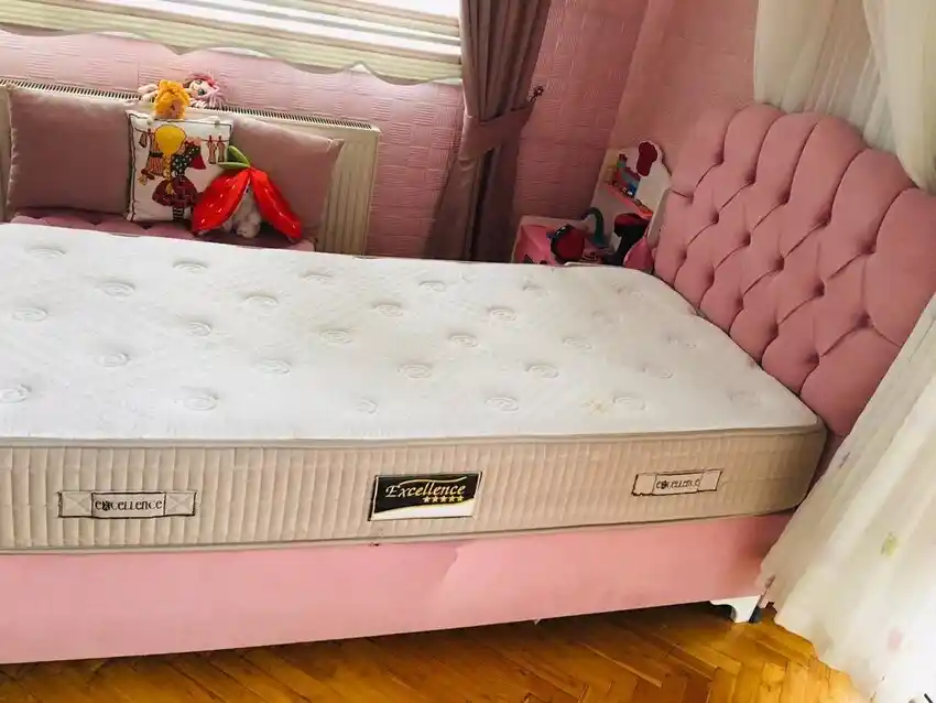 Kız Çocuk Odası İçin Yatak Başlığı Seçimi ve Dekorasyon İpuçları