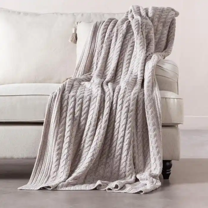 Koltuk Üstü Battaniyelerle Dekorasyonda Şıklık ve Konforun Uyumunu Yakalamak