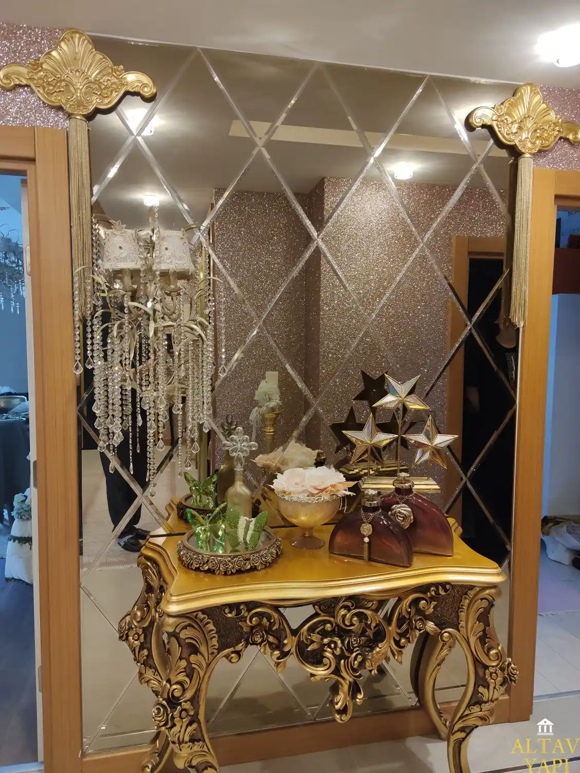 Koridor Dekorasyonunda Ayna ve Sehpa Kullanımıyla Şıklık ve Fonksiyonellik Sağlama