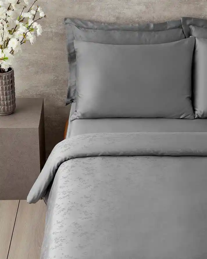 Koyu Gri Nevresim Takımı ile Yatak Odalarına Şıklık ve Zarafet Katın