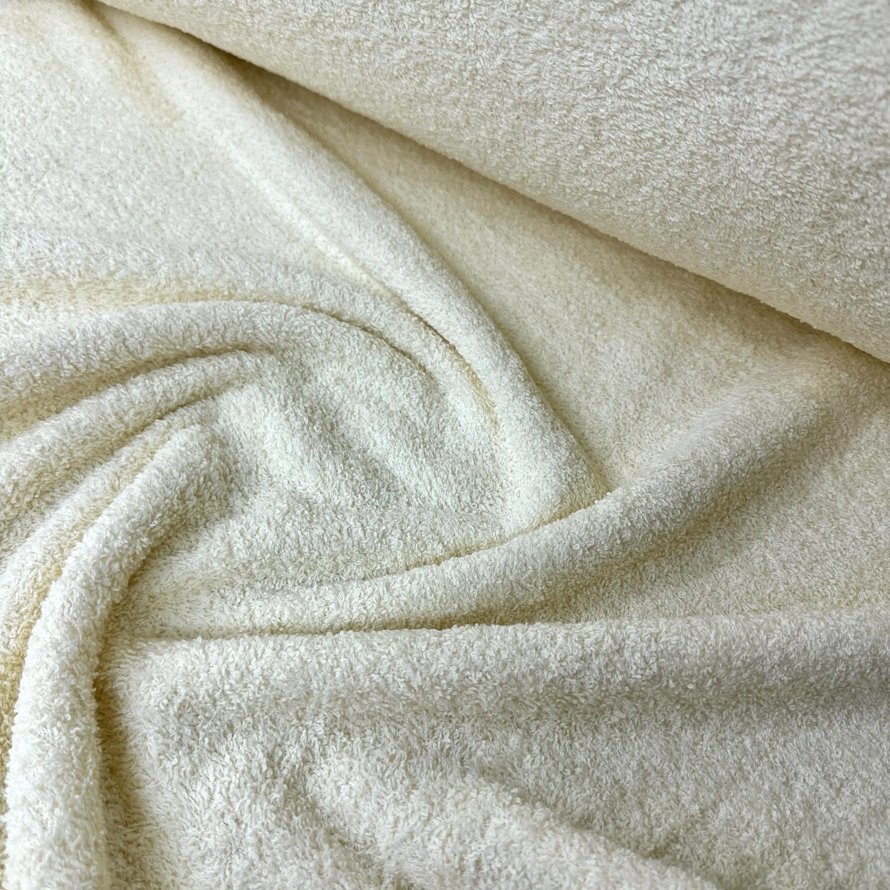 Krem Kumaş ile Dekorasyonda Zarafet ve Konforun Uyumlu Kullanımı Rehberi