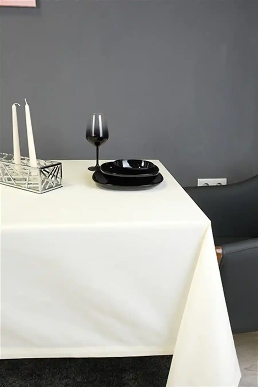 Krem Masa Örtüsü ile Dekorasyonda Zarafet ve Fonksiyonellik Sağlayan Şık Seçenekler