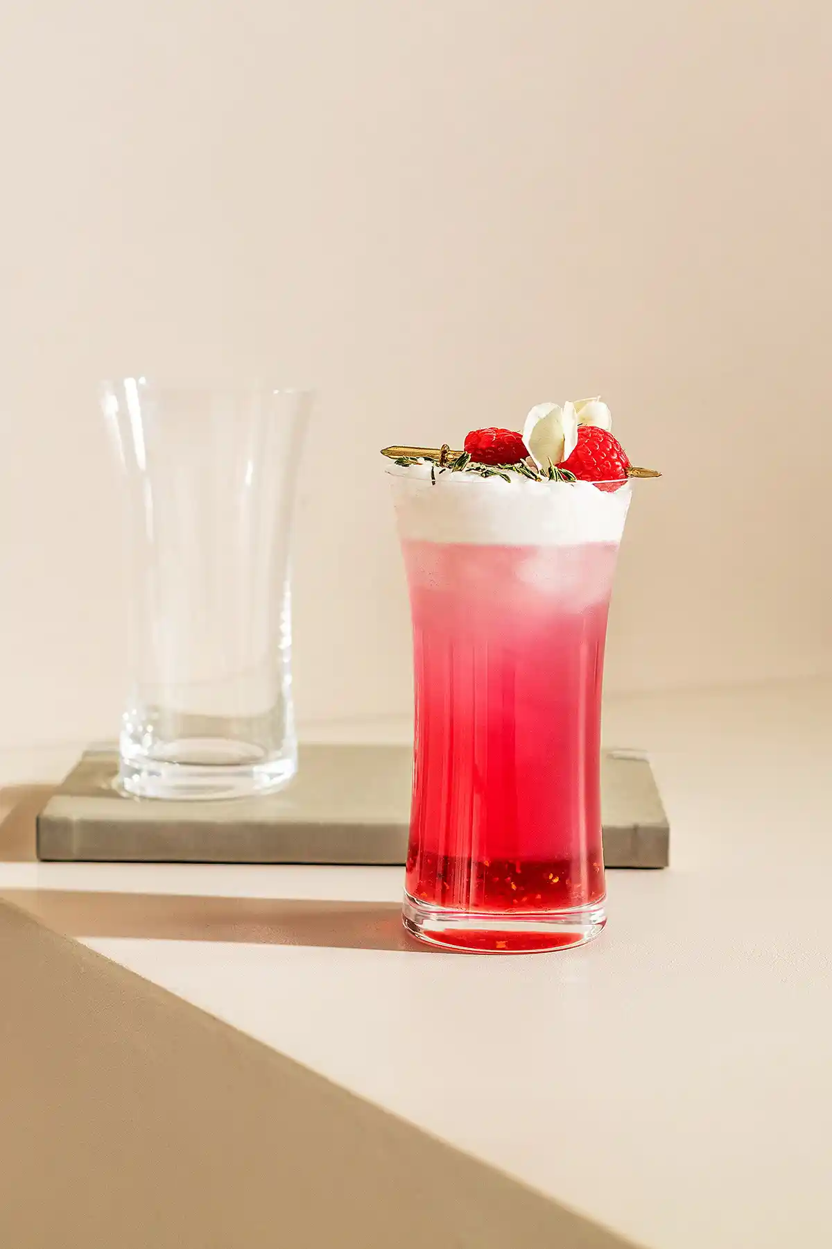 Kristal Meşrubat Bardağı ile Dekorasyonunuzu Şıklık ve Zarafetle Tamamlayın