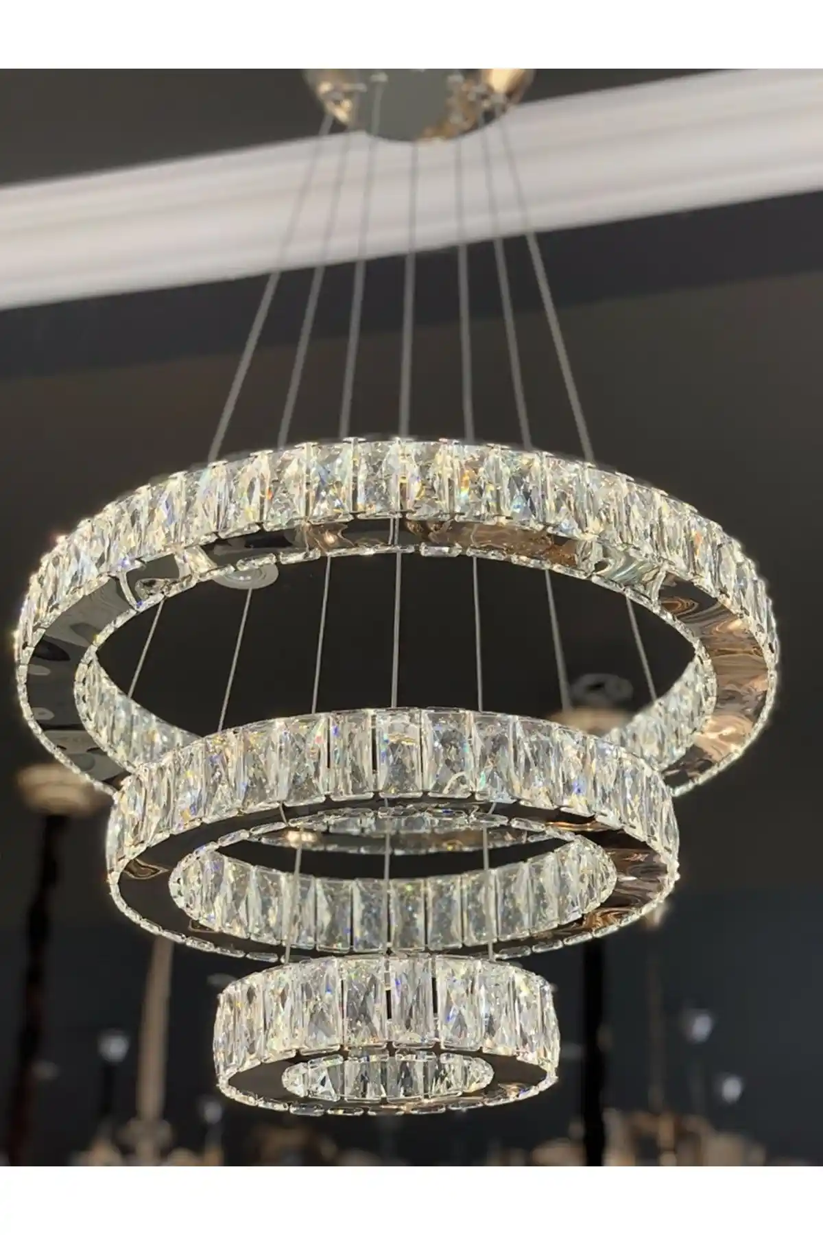 Kristal Taşlı Led Avize ile Modern ve Klasik Dekorasyonlarda Şıklık ve Fonksiyonellik