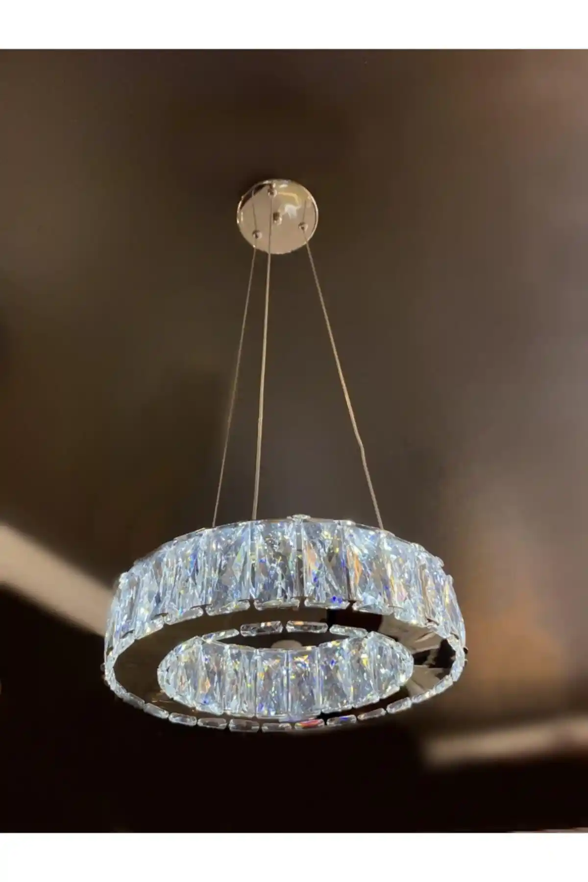 Kristal Taşlı Sarkıt Avize ile Şık ve Zarif Mekan Dekorasyonu Nasıl Yapılır