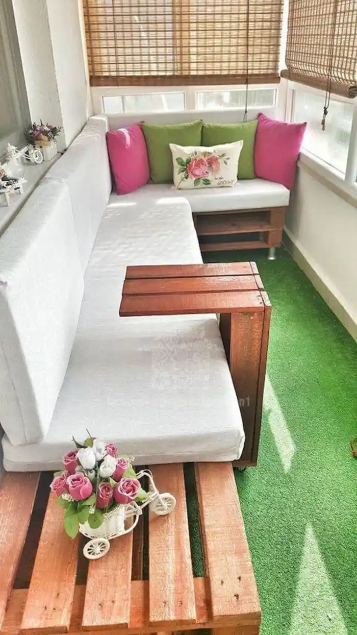 Küçük Balkonlar İçin Şık ve İşlevsel Koltuk Seçenekleri ve Dekorasyon Tavsiyeleri