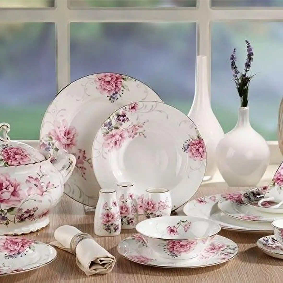 Küçük Çiçekli Yemek Takımlarıyla Sofralarınıza Zarafet Katmanın Yolları