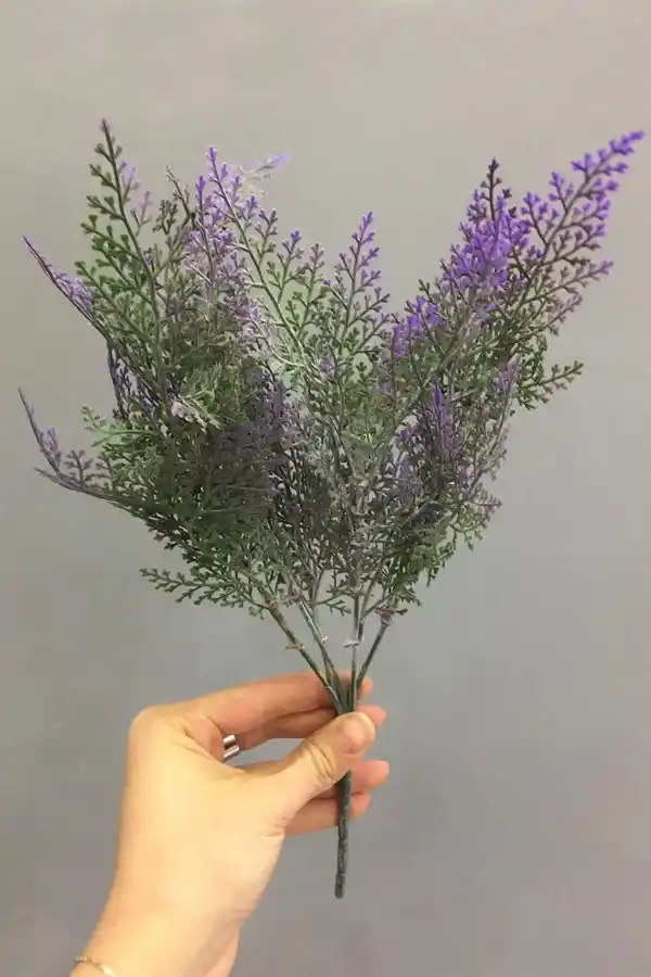 Küçük Mor Çiçeklerle Dekorasyonda Zarif ve Enerjik Atmosfer Yaratma Rehberi